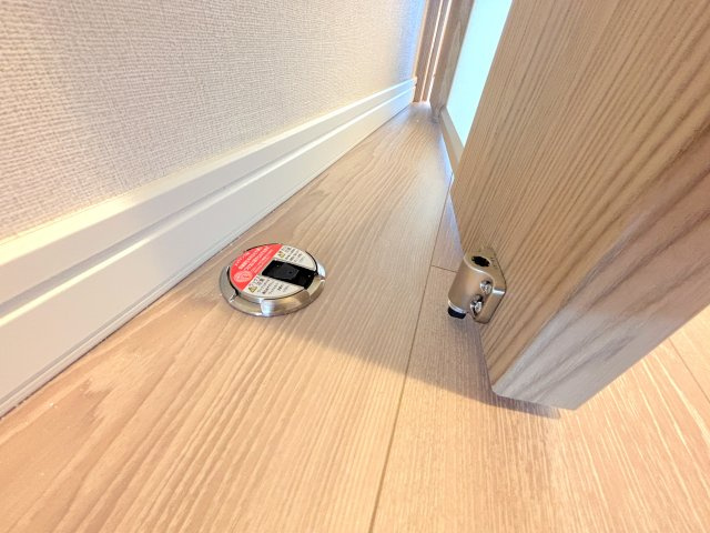 かがむこと無く、ワンプッシュでドアを固定できるドアキャッチも♪