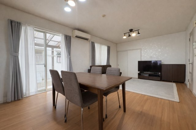 家族が集まるLDKはゆとりある広さがあり、ダイニングとリビングを分けて使いやすい空間。大きな掃き出し窓から自然光が入り、日中は明るく開放的に過ごせます。家具配置もしやすく、生活動線の良さも魅力です。