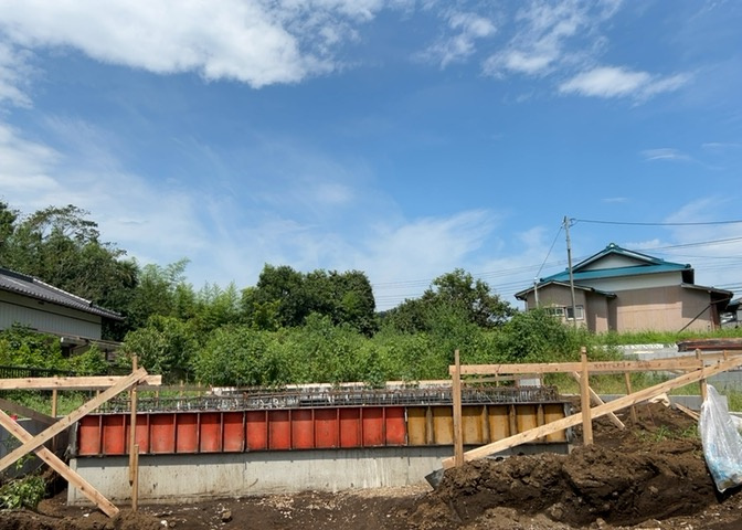 バルコニーは、室外の専用スペースのうち、「屋根がなく開放された空間」であるものを指します。ベランダより広いタイプのものが多く、日当たりもよいため家庭菜園などを楽しみたい人にとって適した環境となります。
