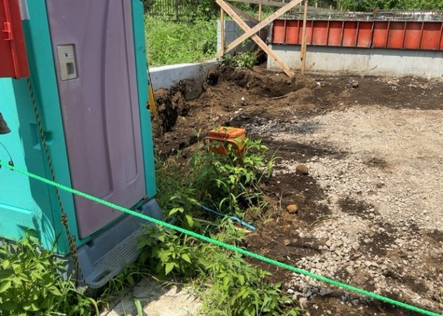 敷地内には、散水栓や立水栓があります。水道水を直接利用できるため、水を運ぶ手間を省くことが出来ます。大量の水を必要とする洗車作業や清掃などに役立ちます。その他設備とあわせて、現地でご確認ください。