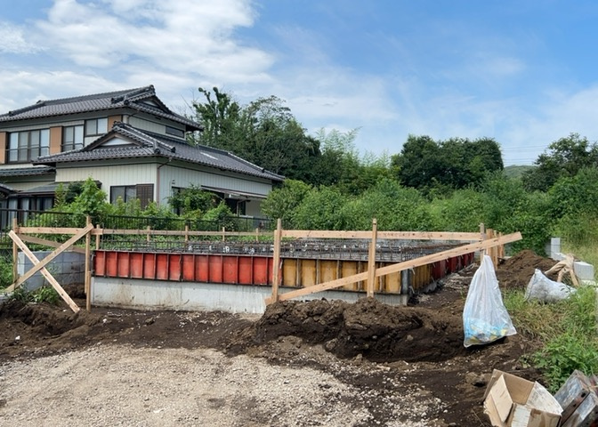 木造住宅とは土台、壁、柱など建築物の強度を支える構造体の材に木が使用されている構造を指します。構造体は建物の自重を支えるだけではなく風圧や水圧、積裁荷重などあらゆる衝撃に耐えるための基礎です。