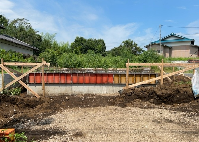 ベタ基礎とは、柱の位置に関係なく全体に基礎がある事を指し、面積が大きい分建物の重さを全体に分散できます。また、地面からの湿気や害虫を遮断でき、木造住宅で心配されるシロアリ被害を防ぐ効果も期待できます。