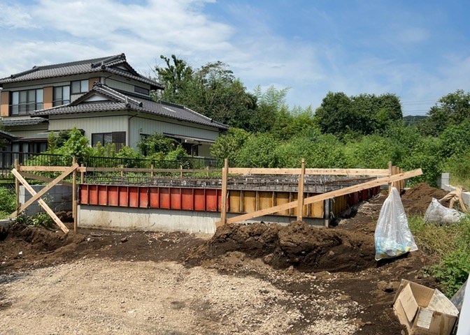 基礎パッキング工法とは、床下の換気確保のため基礎と土台の間に緩衝材を挟み込む工法です。土台の下に数十センチの間隔で設置されるため、全体的な隙間が生まれます。床下換気口に比べて高い通気性が確保されます。