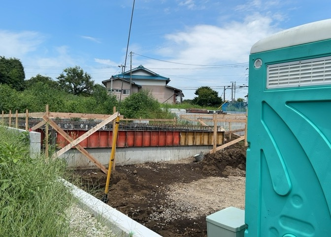 現地に行くなら、物件の周囲の地形がどうなっているかを見ることも大切です。周辺より低くなっている土地では、大雨などで水が集まりやすいため、地盤が弱くなっているということも考えられるため、注意が必要です。