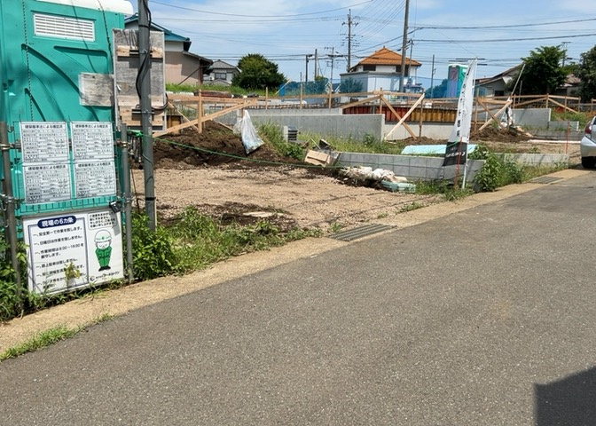 道幅が狭い場所は比較的土地の値段が低いことが多く、また交通量が少ないため騒音が少なく静かな環境で過ごせます。また、小さいお子様がいるご家庭も安心です。一方で車の駐車が難しいというデメリットもあります。