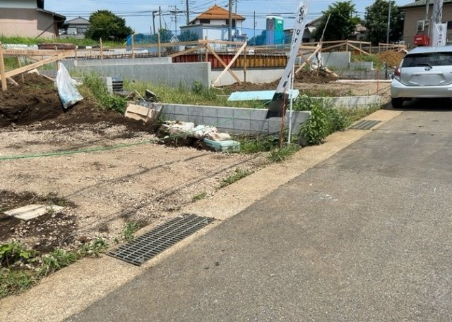道幅が広い場所は日当たりや風通が良好です。幅が広いのですれ違いも可能ですし大きな車でも駐車可能！一方で、大型車が通ることも多くなるため交通量の増加により騒音に繋がります。また土地の値段が高くなります。