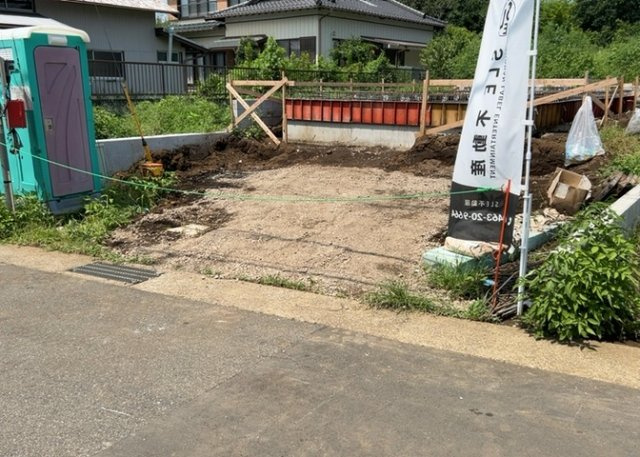 住宅用の土地では前面道路に2m以上接していなければならないと法律で定められています。しかし、お持ちの車のサイズやライフスタイルなどにより、2mでは利便が悪い場合もございますので、事前に確認しましょう。