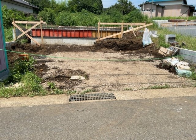 お持ちの車種によっては前面道路が広い方が便利でしょう。しかし、前面道路が広ければその分交通量が多くなるため、騒音などが気になる場合があります。実際に現地を見学し、周辺交通量や騒音などを確認しましょう！