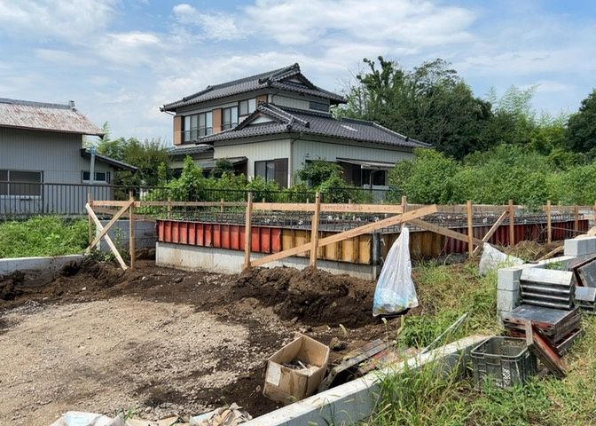 庭があることでガーデニングや家庭菜園はもちろん、こどもの遊び場やペットを放して遊ぶことができます。また、家の周囲に余裕があるということです。隣地との間があれば、十分な日当たりと、風通しが確保できます。