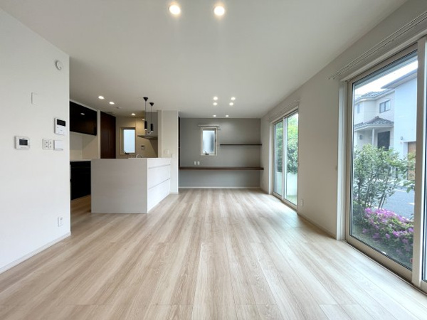 【練馬区谷原5丁目　築浅×美築　南西角地の邸の居間】