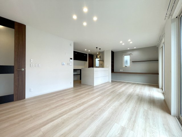 【練馬区谷原5丁目　築浅×美築　南西角地の邸の居間】