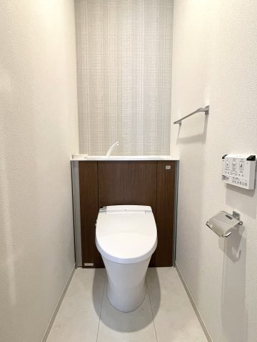 【練馬区谷原5丁目　築浅×美築　南西角地の邸のトイレ】
