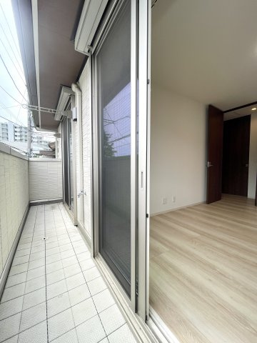 【練馬区谷原5丁目　築浅×美築　南西角地の邸のバルコニー】