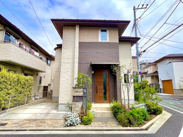 【練馬区谷原5丁目　築浅×美築　南西角地の邸の外観】