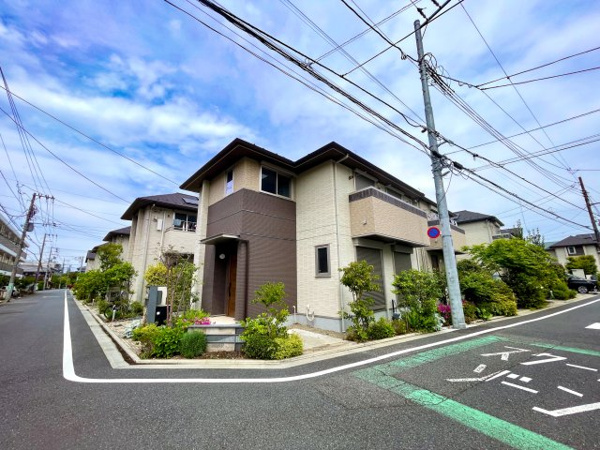 【練馬区谷原5丁目　築浅×美築　南西角地の邸の前面道路含む現地写真】