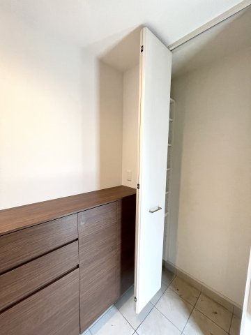 【練馬区谷原5丁目　築浅×美築　南西角地の邸の収納】
