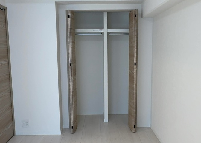 デザイン性を重視しすぎて収納が少なかった！なんてことにならないため、事前に現地で収納の数を確認しておくことをお勧めします。クローゼット以外にも床下収納や屋根裏収納、パントリーなどもチェックしましょう。