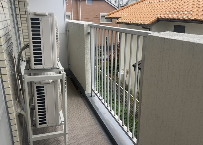 バルコニーは、室外の専用スペースのうち、「屋根がなく開放された空間」であるものを指します。ベランダより広いタイプのものが多く、日当たりもよいため家庭菜園などを楽しみたい人にとって適した環境となります。