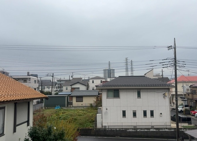 眺望の良さを楽しめるダイニングキッチンで家族団らんの時間を過ごしてはいかがでしょうか。バルコニーから見える景色を家族で眺める時間は、時間が経つのを忘れてしまいそうですね。是非、現地を見に行きましょう！