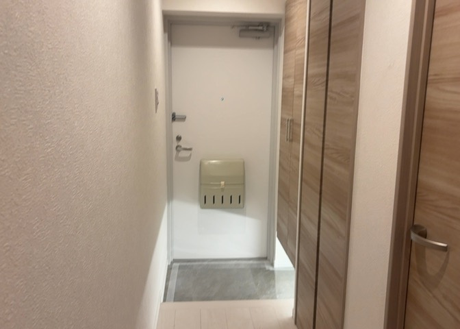 玄関は家の顔でもあり、家族以外の目にも止まる場所です。玄関は外との間を仕切る扉、靴などをしまっておく収納スペース、靴脱ぎのたたきスペース、来客とのやり取りをするドアホンなど複数のアイテムからなります。