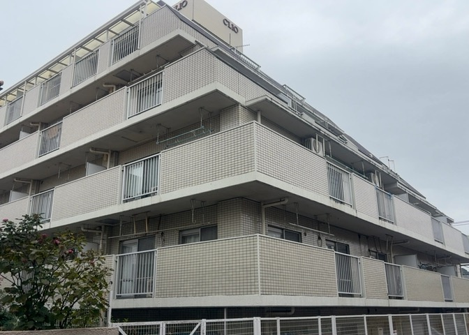 外観はマンション管理がされているかの目安になります。築年数が古いと、壁面は劣化してひび割れが生じることも！建物が古びていても細かいところが修繕されていると、きちんと管理されているなぁと感じるでしょう。
