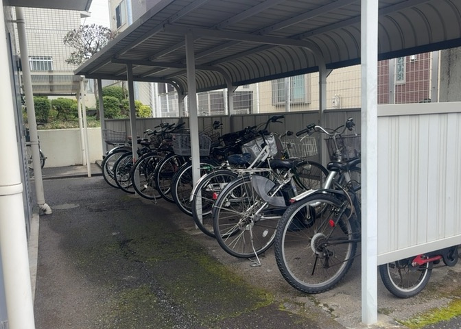 マンションの駐輪場は、事前に空きがあるか確認を取ると安心です。せっかく入居したのに駐輪スペースがない！なんてことになったら大変ですよね。そこで、内見時や購入前にはまず事前に確認しておくと良いでしょう。
