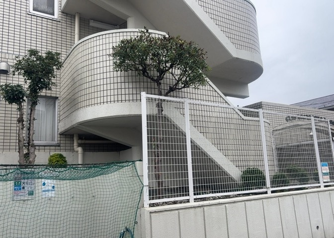 中庭（パティオ）とは、一つの建築物の内部に設けられた、壁などで囲われている庭のことを指します。コの字型、ロの字型が主流ですが、L字型の中庭もあります。最近では、インテリア性の高さからも人気があります。