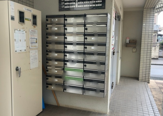 エントランス付近に設置されている集合ポストは、住んでいる部屋と離れているため、ポストをあさるなど誰かに何かされていても被害に気づきにくいです。入居する時には他人に特定されにくい番号で鍵をかけましょう！