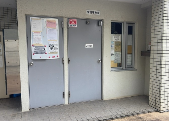受付はマンションコンシェルジュがいる場合もあれば、管理人が滞在する小部屋を総称して呼ぶことがあります。主にエントランスに設置されていることから、防犯面でも期待ができます。防犯設備がない場合はより安心！
