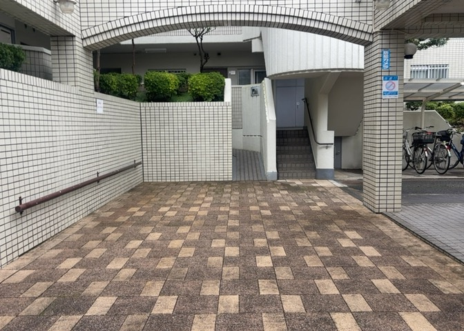 ラウンジは、マンションの共用スペースに椅子やテーブルなどを配置した利用者が寛げる空間です。屋内型ラウンジと屋外型ラウンジがあります。共用部分の管理状況と合わせて、詳細については現地でご確認ください。