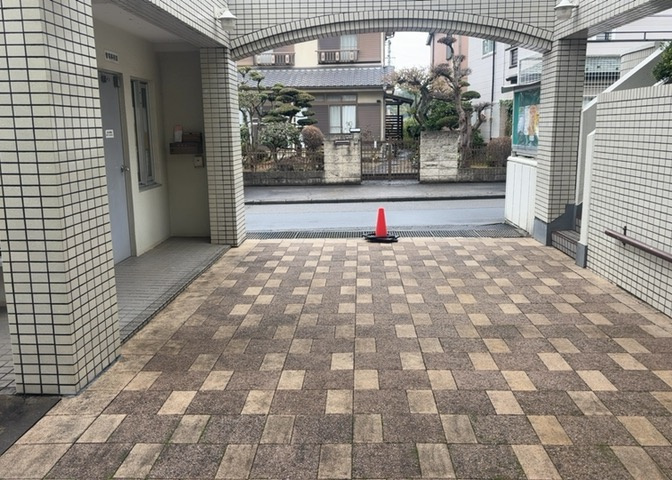 ロビーというと、エントランスと何がちがうの？と思いますよね。実はロビーとエントランスには明確な決まりはありません。物件によっては、エントランスを入って広がるある程度の広さのある空間がロビーとなります。