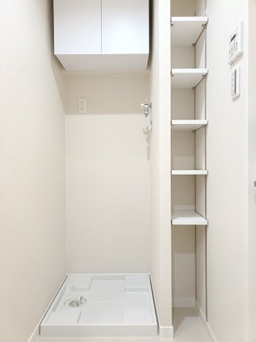 【室内洗濯機置き場】　上部のキャビネットにランドリーグッズなどを収納できます。　横には嬉しいリネン庫。洗面所に必須のタオルやお掃除用具を整理して収納できます。