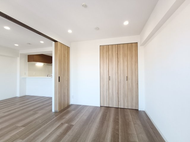 【洋室約5帖】　どんな家具にも相性の良いフローリング。お部屋もすっきりと広く見せてくれます。