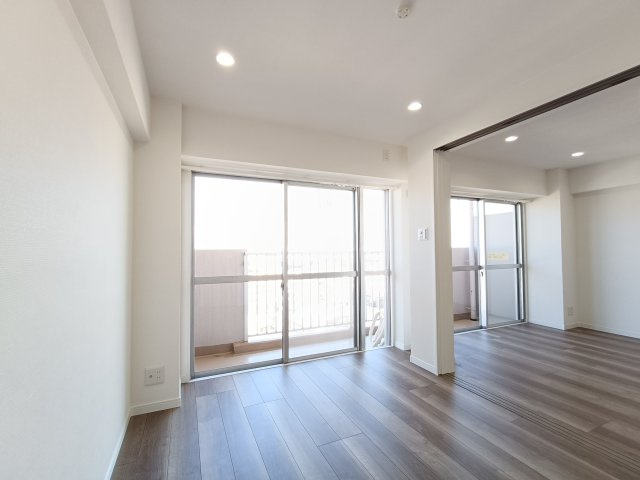【洋室約5帖】　バルコニーに面した明るいお部屋です。陽気に楽しみ、やすらぐ室内。