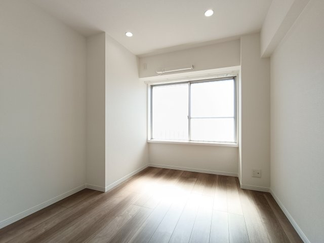 【洋室約5.5帖】　ゆったりサイズの洋室は、主寝室にいかがでしょうか？
