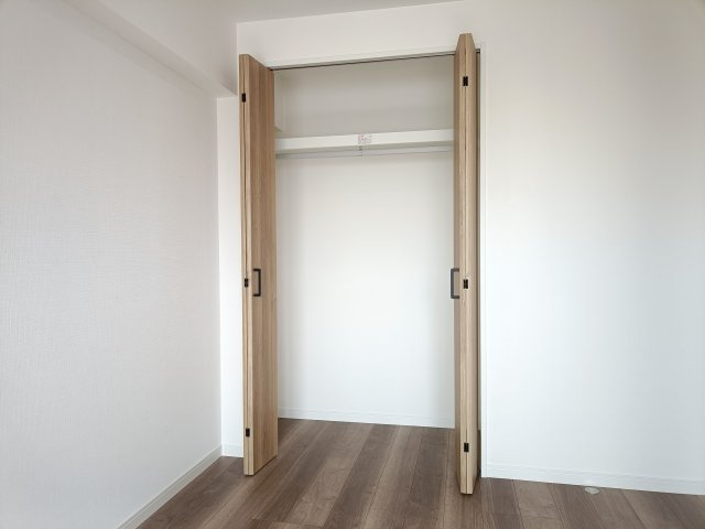 【洋室約5.5帖　収納】　全ての居室に収納と窓を備えており、過ごしやすい空間となっています。