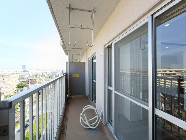 【バルコニー】　東向きバルコニー。朝日をしっかり浴びることができます。　