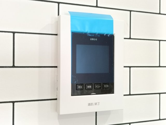 【モニター付きインターホン】　来訪者を確認できるＴＶモニター付インターホンでセキュリティ面にも配慮。あると安心感があります。