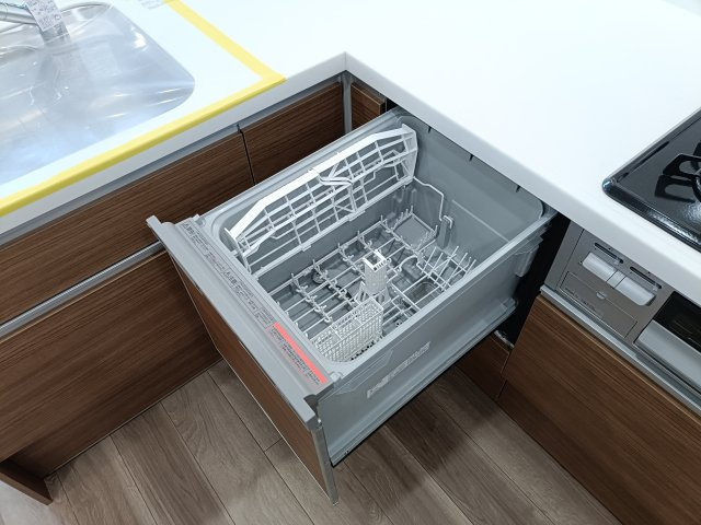 【食洗機】　手肌に優しく、家事の時短にもなる食洗機を完備。