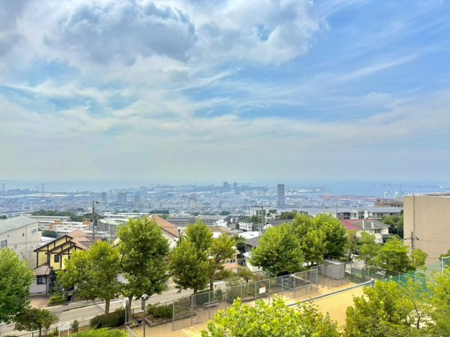 神戸市ならではの海と山が両方味わえる眺望となっております。