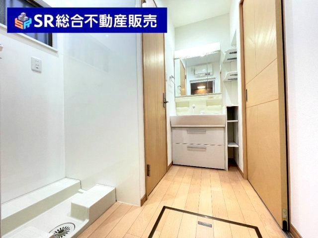 温水シャワー付洗面化粧台があり朝の支度も楽々です☆　収納棚もあり使い勝手が良いです！
