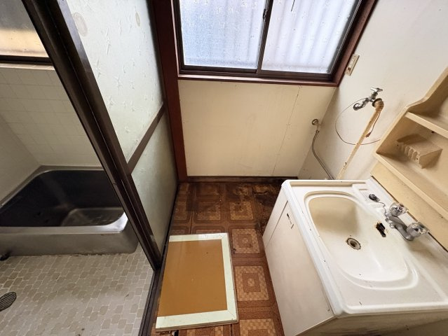 浴室に隣接した脱衣スペースは、入浴時の着替えや洗濯作業にも使いやすい広さがあります。窓があるため空気の入れ替えがしやすく、湿気がこもりにくいのも特徴です。洗面台と浴室が近い配置です。