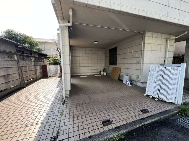 1台はビルドイン、もう1台は平置きです。2台駐車可能です（車種による）