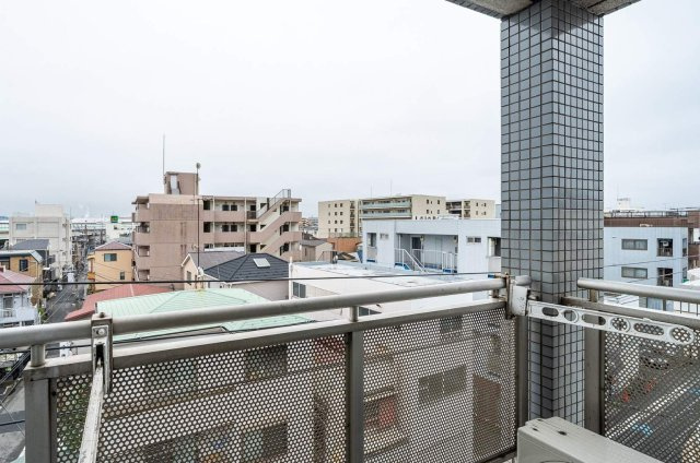 最上階・角部屋ならではの開放感が魅力。南向きバルコニーに面した明るい住空間です。