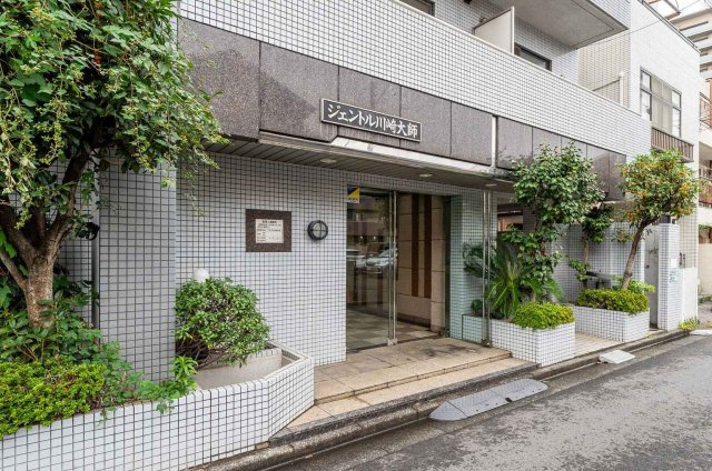 大通りから小道に入り、少し進んだところにエントランス入り口があります。