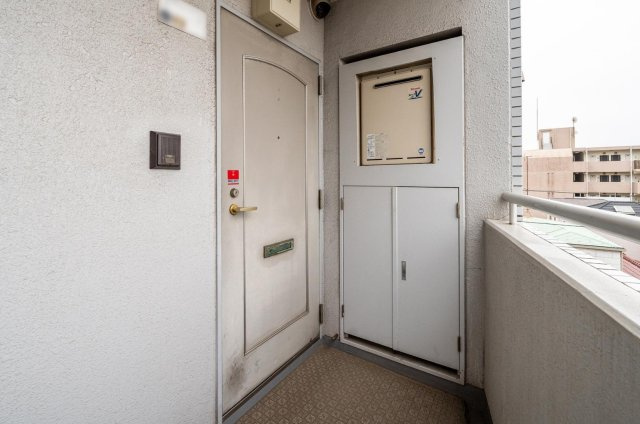 角部屋のため、共用廊下の最奥に位置しています。