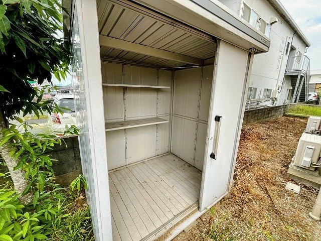 庭に大型の物置あります。