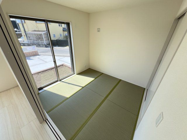 　リビング隣の和室はお子様の遊び部屋としてもちょうどいいですね♪       　