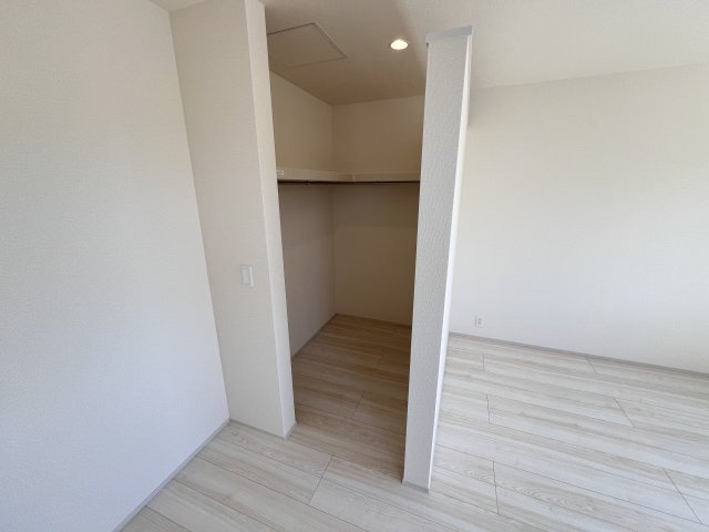 　主寝室の大型のウォークインクローゼットは収納ラクラク、お部屋スッキリ♪       　