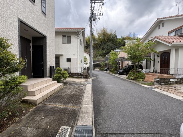 前面道路は見通しが良く車の出入りも安心して行える環境。交通量も比較的落ち着いており静かな住環境が保たれています。戸建住宅が立ち並ぶ落ち着いた街並みでゆったりとした暮らしを求める方におすすめの立地。